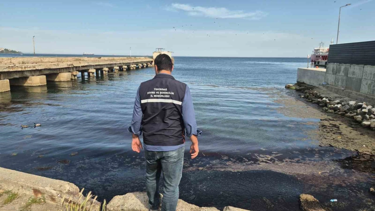 Tekirdağ’da denizin rengi değişti, ağır koku yayıldı

