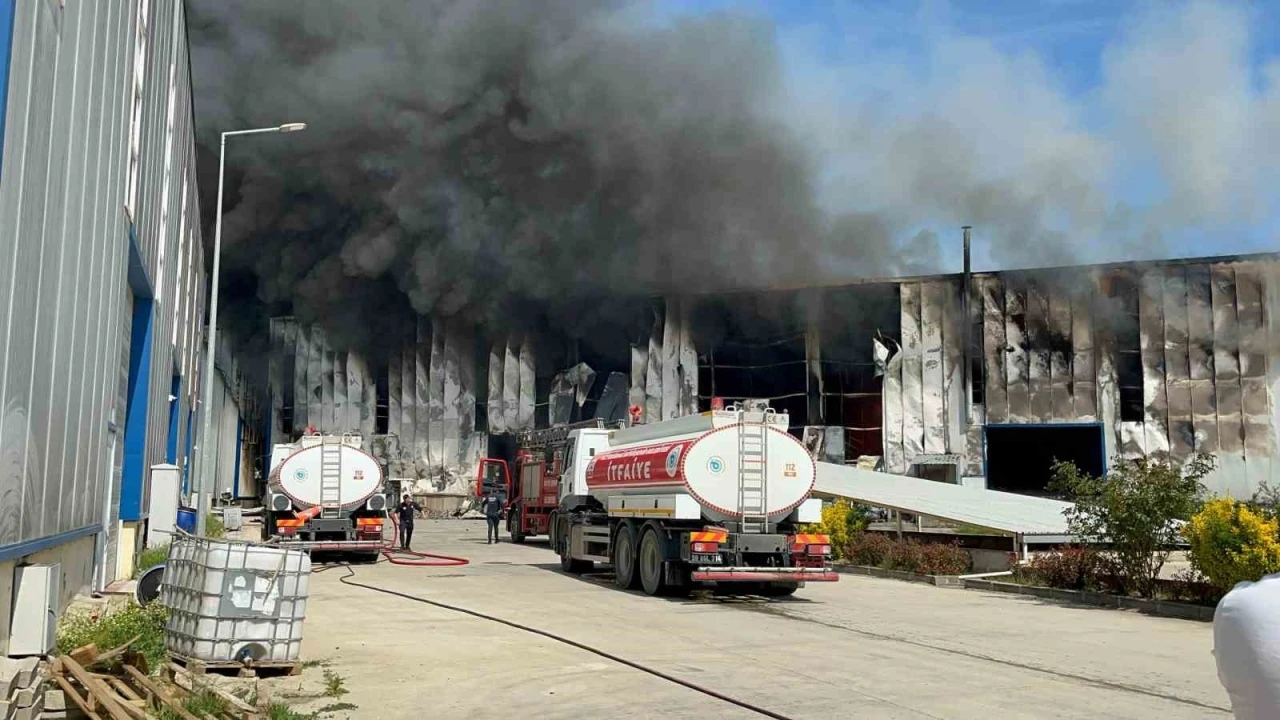 Tekirdağ’da fabrika yangınında patlama sesleri
