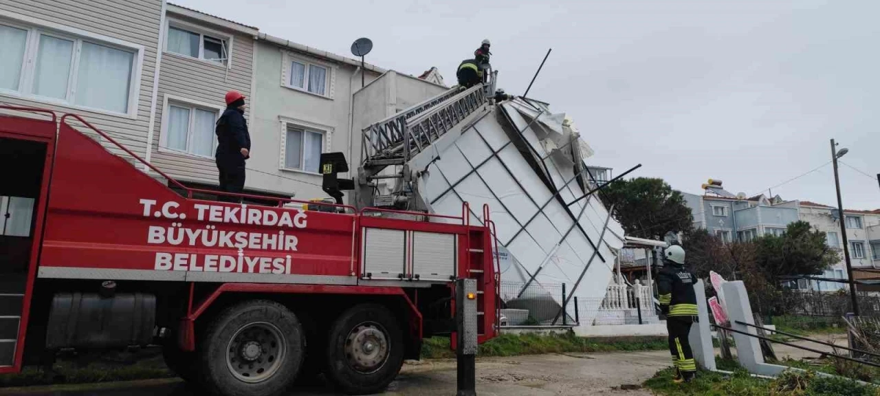 Tekirdağ&rsquo;da fırtına &ccedil;atıları u&ccedil;urdu
