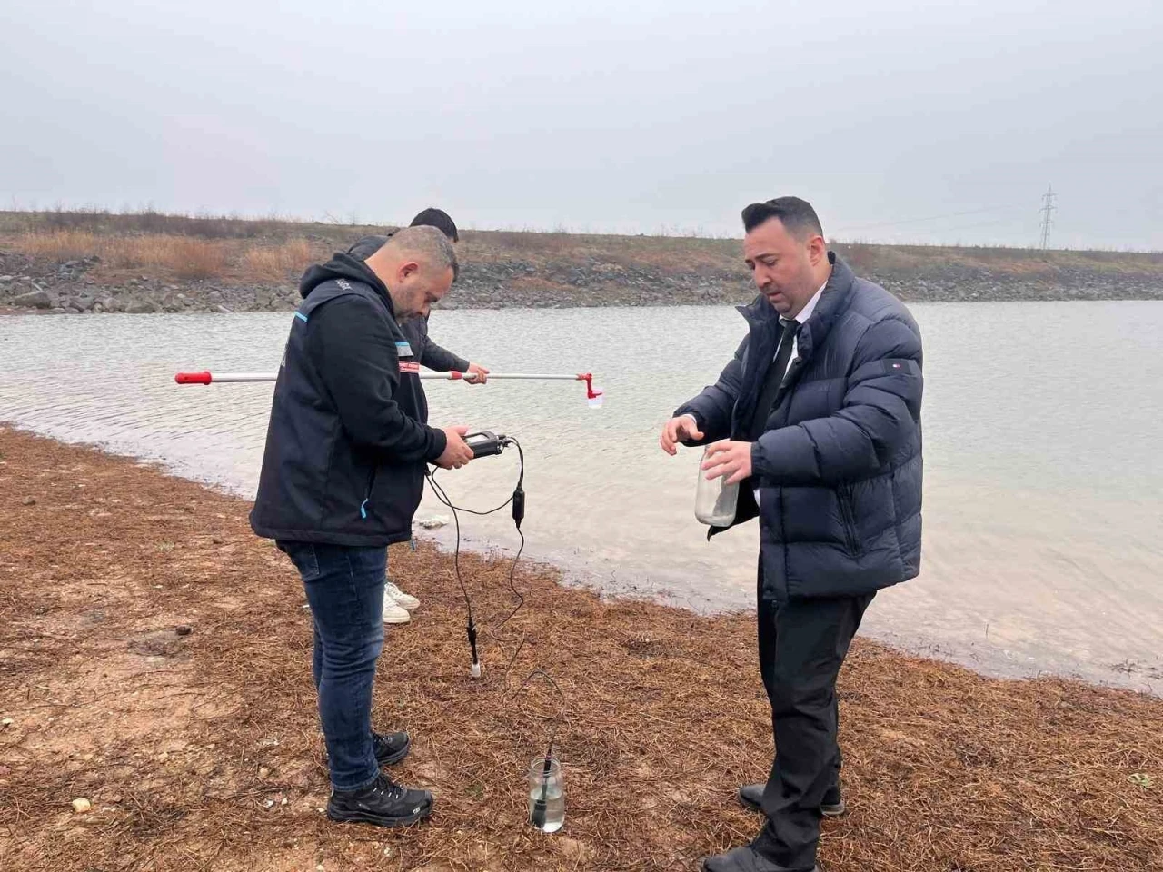 Tekirdağ&rsquo;da g&ouml;lette toplu balık &ouml;l&uuml;mleri: Sudan numune alındı
