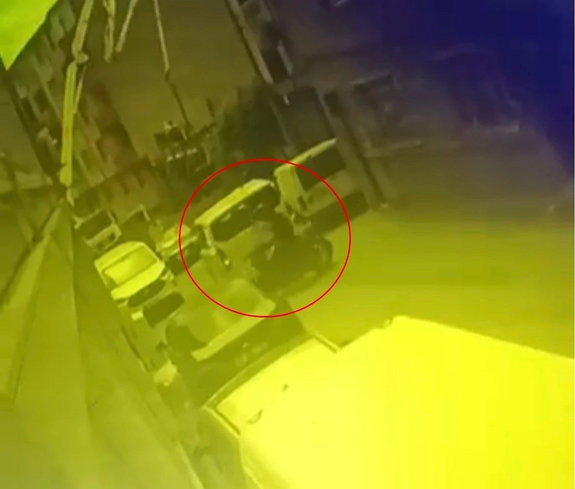 Tekirdağ&rsquo;da g&ouml;r&uuml;nmez kaza kamerada: Motosiklet s&uuml;r&uuml;c&uuml;s&uuml; k&uuml;plere bindi
