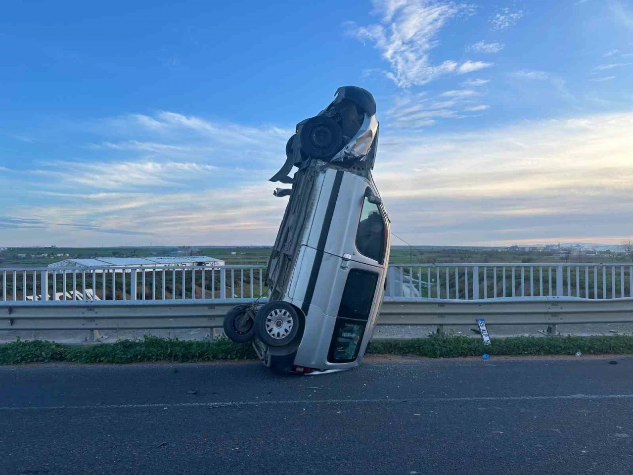 Tekirdağ’da ilginç kaza: Bariyere çarpan araç dik durdu, 2 kişi yaralandı

