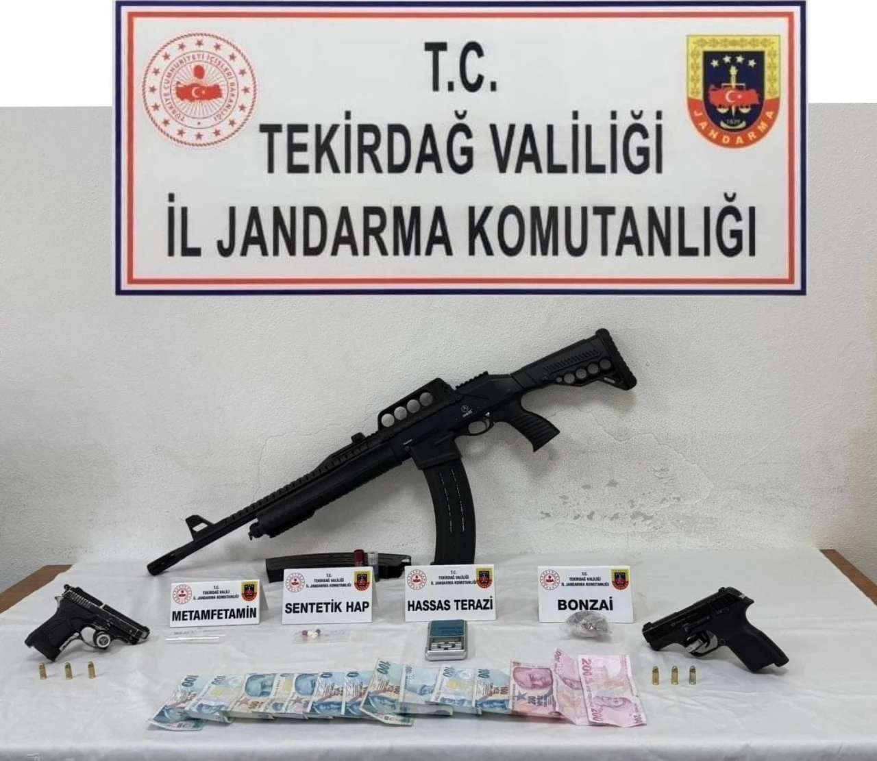 Tekirdağ’da jandarmadan ruhsatsız silah ve uyuşturucu operasyonları
