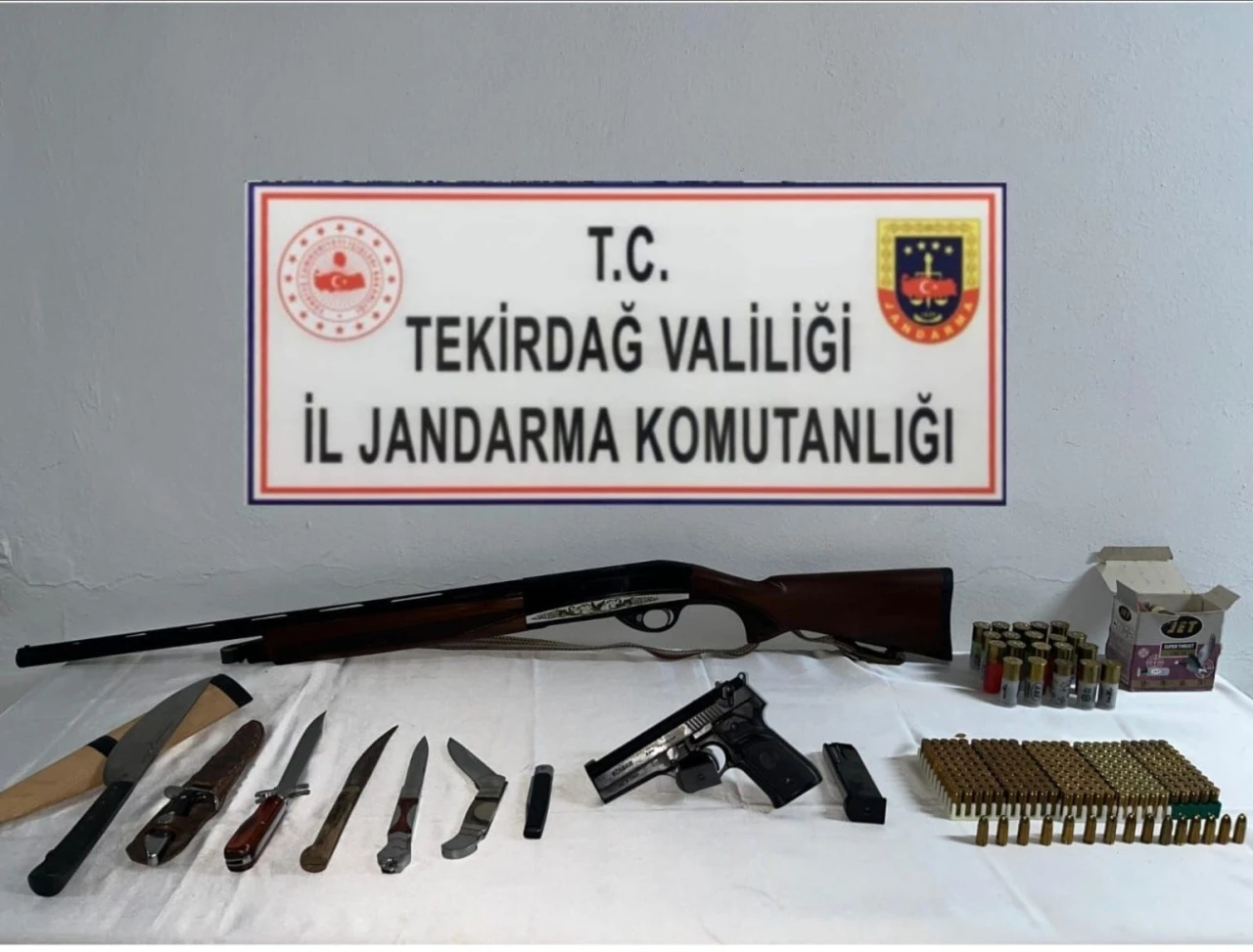 Tekirdağ’da jandarmadan uyuşturucu ve silah operasyonları
