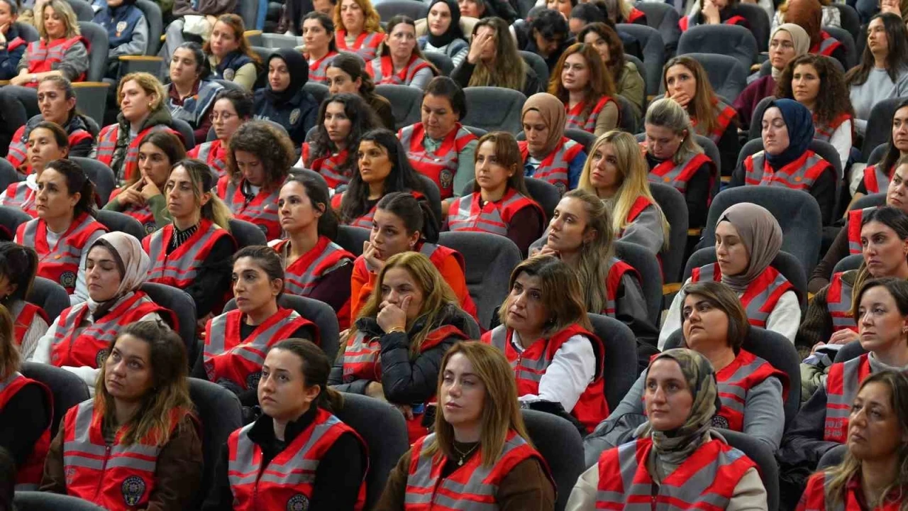 Tekirdağ’da kadın polisler &quot;Kadın Yasal Hakları Eğitimi&quot; konferansında bilgilendirildi
