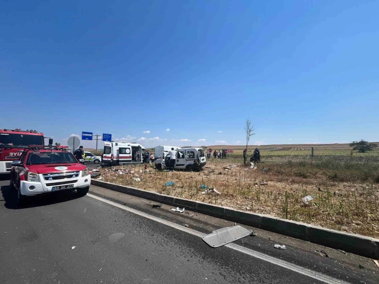 Tekirdağ&rsquo;da kamyon ile otomobil &ccedil;arpıştı: 2 &ouml;l&uuml;, 3 yaralı
