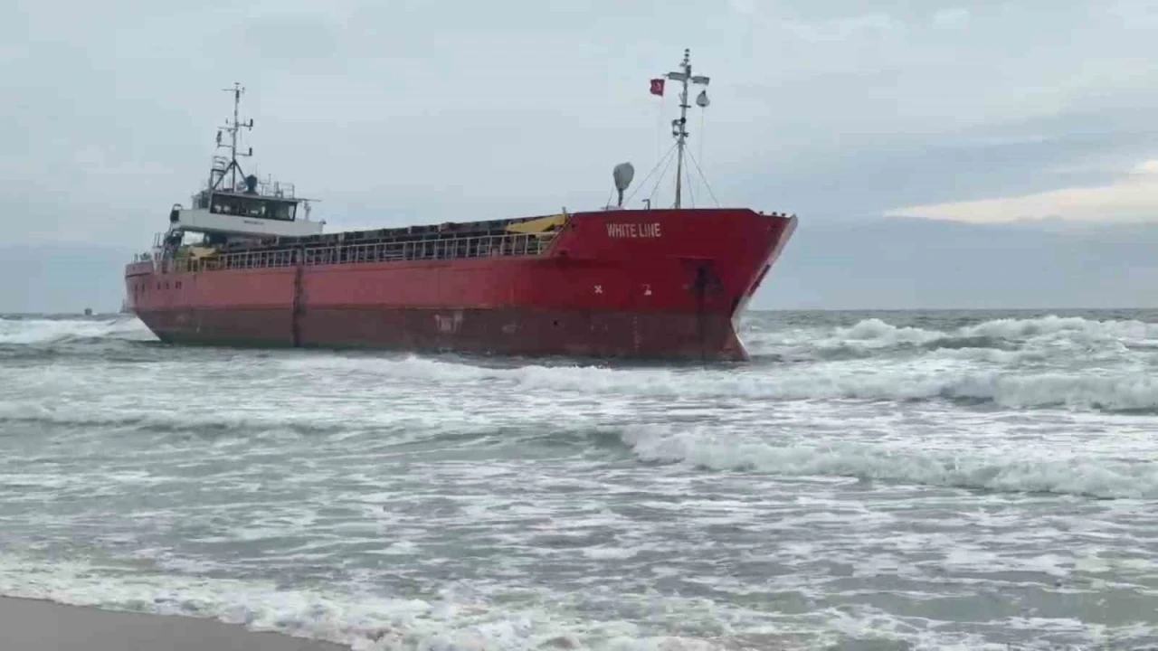 Tekirdağ&rsquo;da karaya oturan gemi 3 g&uuml;nd&uuml;r bekleyişini s&uuml;rd&uuml;r&uuml;yor
