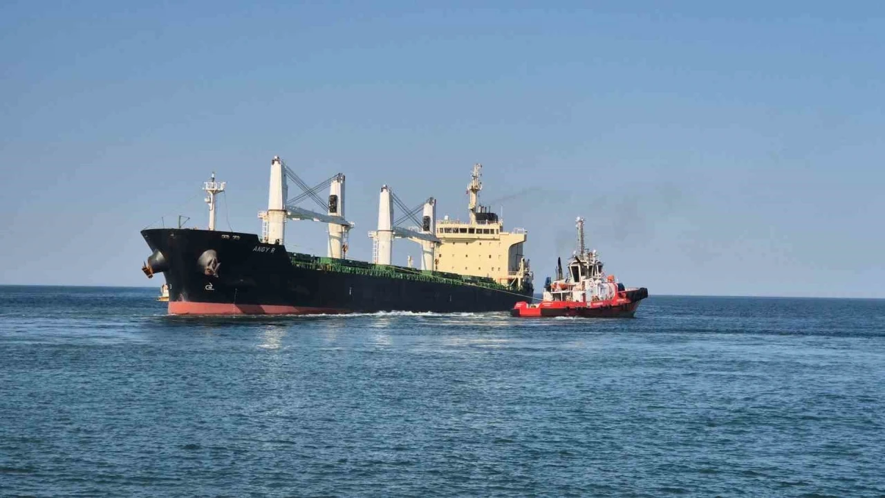Tekirdağ’da karaya oturan yük gemisini kurtarma çalışmaları sürüyor
