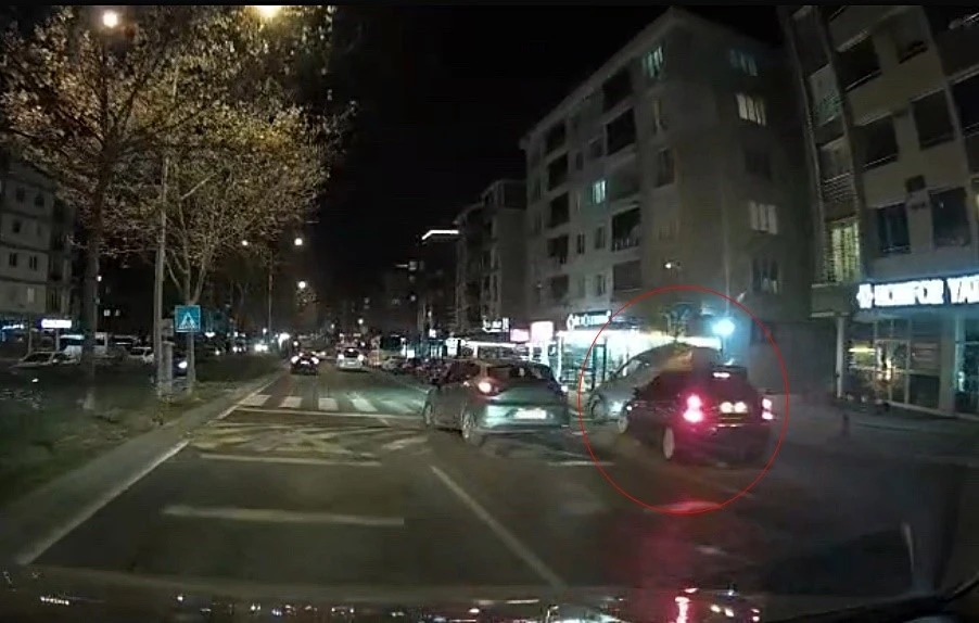 Tekirdağ&rsquo;da kaza anı ara&ccedil; kamerasında: Park halindeki otomobili bi&ccedil;ti
