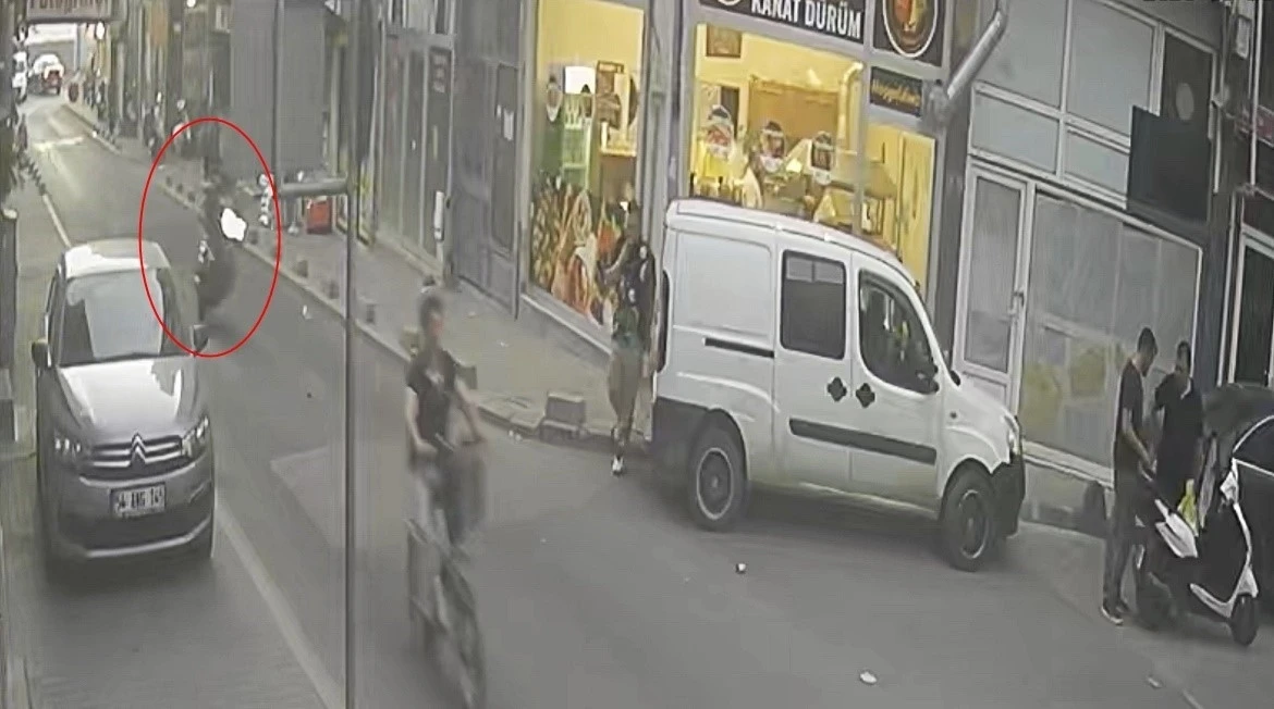 Tekirdağ&rsquo;da &ouml;n teker şovu kazayla bitti, yaya ezilmekten son anda kurtuldu: Korkun&ccedil; anlar kamerada
