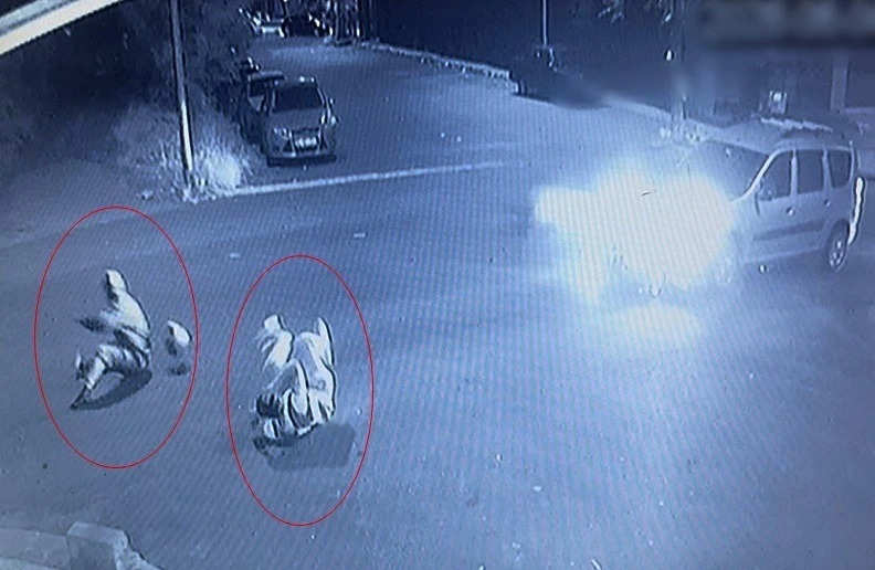 Tekirdağ&rsquo;da otomobilin &ccedil;arptığı motosikletten fırladılar

