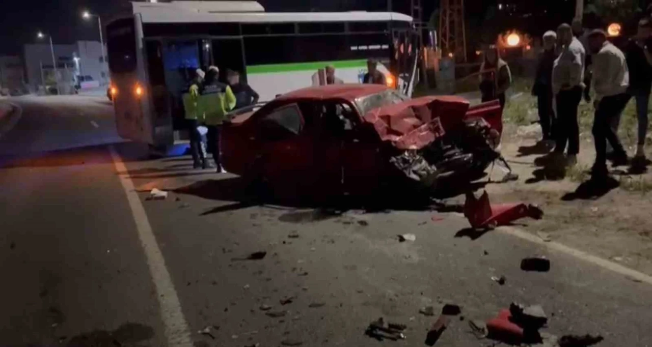 Tekirdağ’da otomobille minibüsün kafa kafaya çarpıştığı kaza kamerada: 1 ağır yaralı
