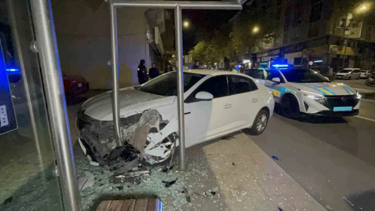 Tekirdağ’da polisten kaçan alkollü sürücü durağa daldı
