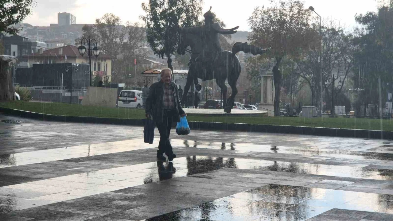 Tekirdağ’da şiddetli yağış etkili oldu, vatandaşlar sığınacak yer aradı
