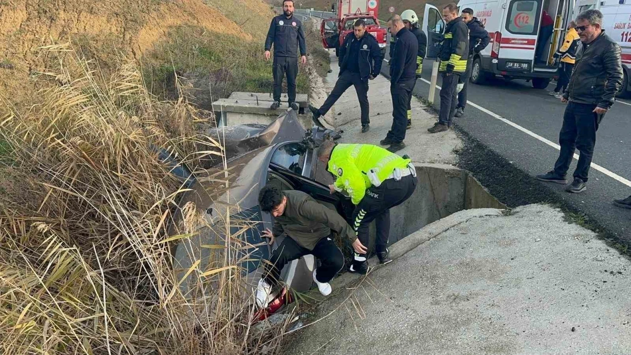 Tekirdağ&rsquo;da su kanalına d&uuml;şen otomobildeki &ccedil;ift yaralandı
