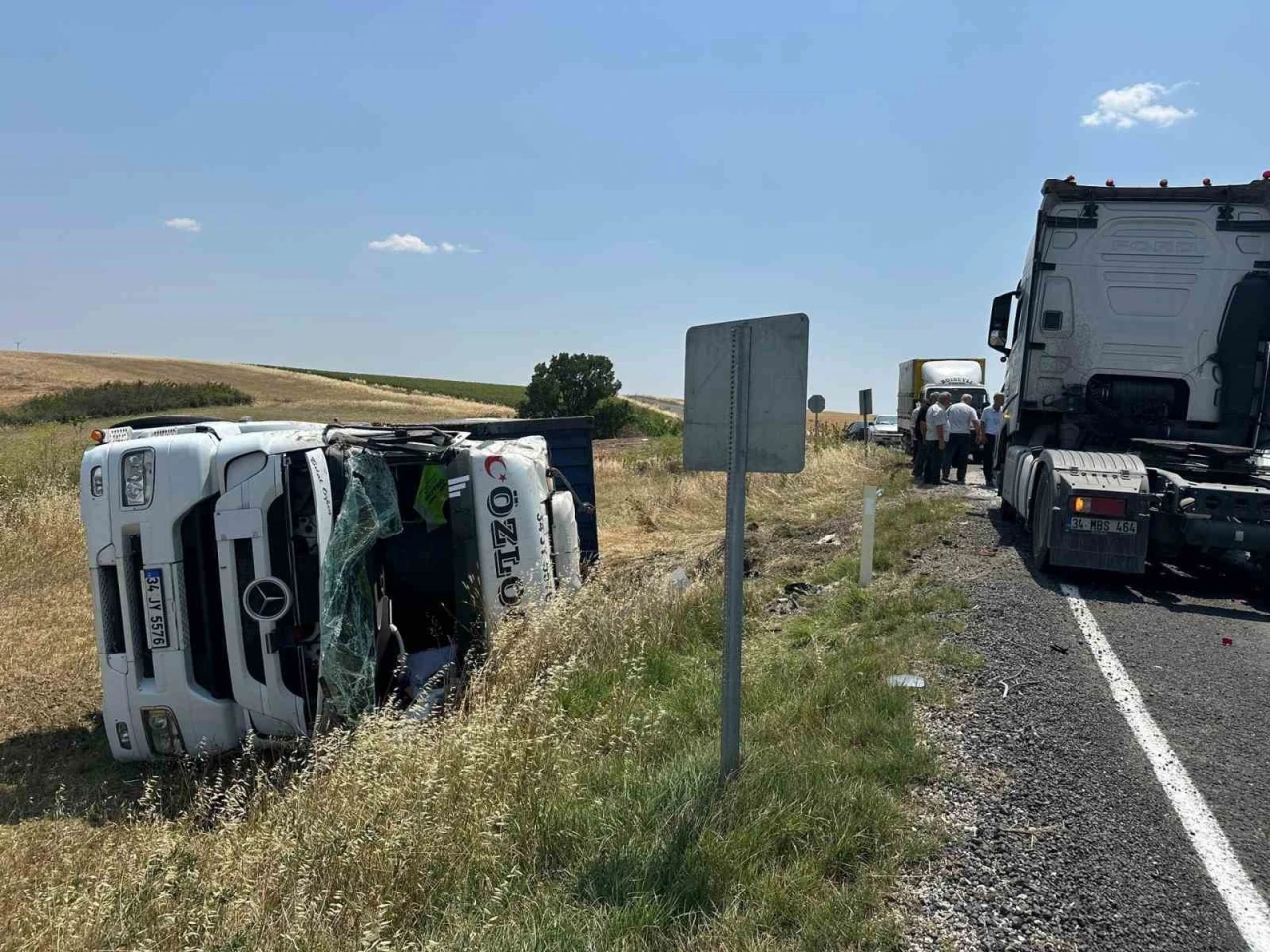 Tekirdağ’da tarlaya devrilen tırda sürücü yaralandı

