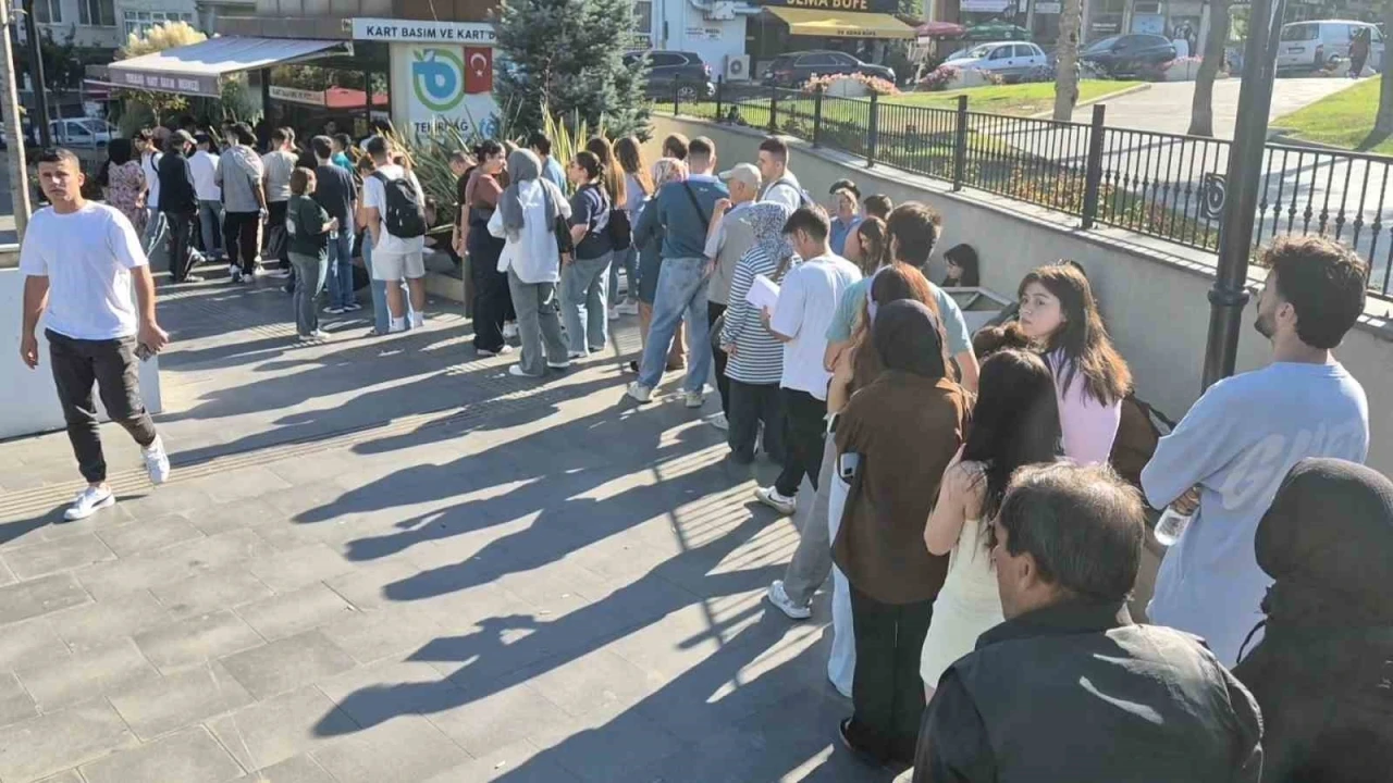 Tekirdağ’da üniversiteliler kart kuyruğunda saatlerce bekledi
