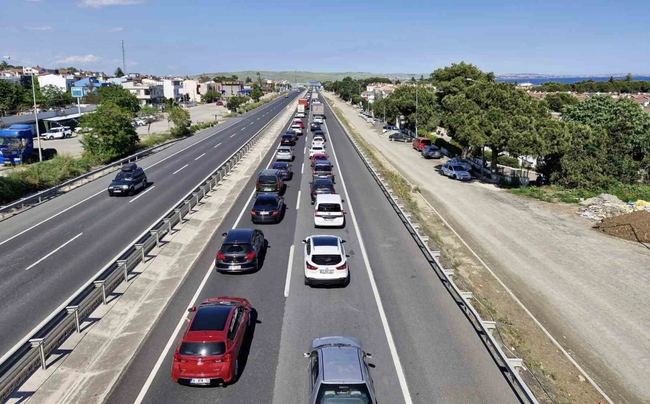 Tekirdağ-İstanbul yolunda tatil dönüşü yoğunluğu
