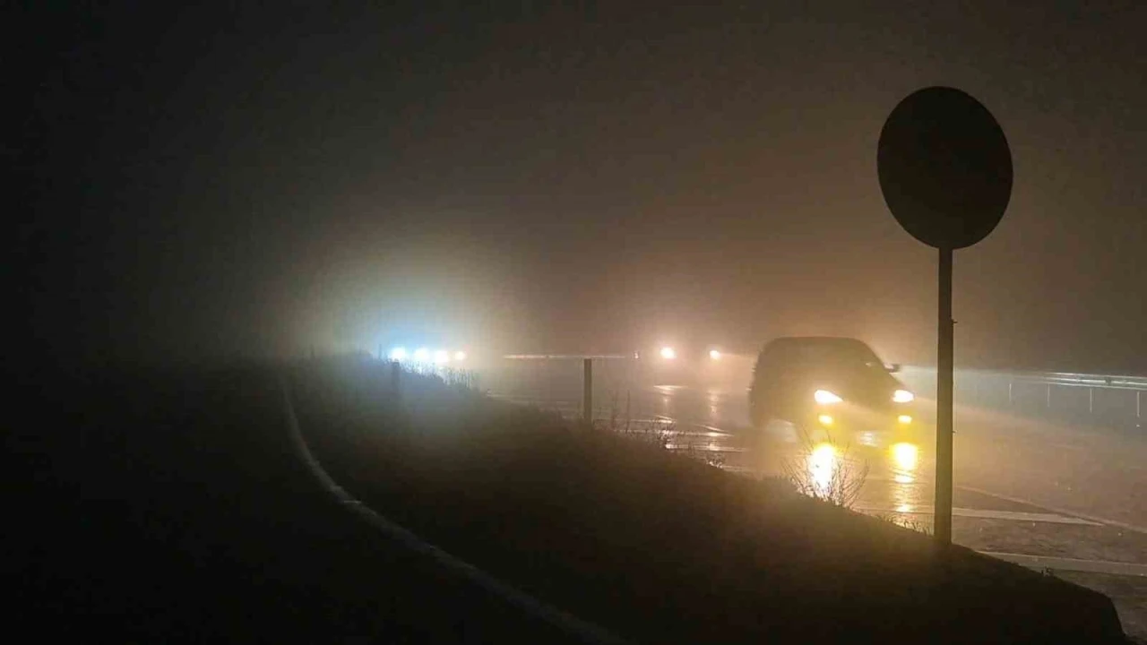 Tekirdağ-Malkara yolunda yoğun sis ve sağanak yağış etkili oldu
