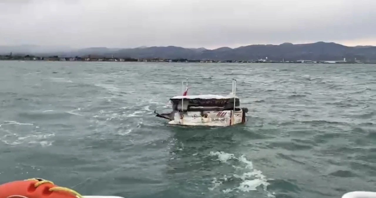 Tekkek&ouml;y a&ccedil;ıklarında s&uuml;r&uuml;klenen tekne kurtarıldı
