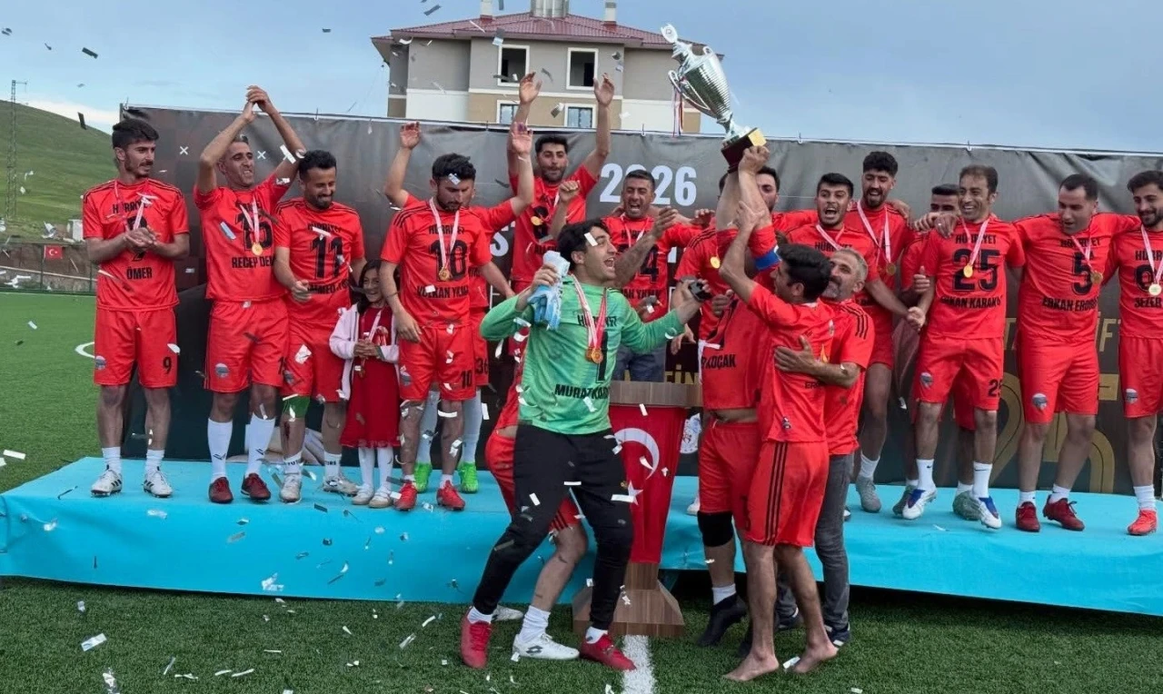 Tekman&rsquo;da futbol ş&ouml;leni: 2026 Mustafa &Ccedil;ift&ccedil;i sezonu şampiyonu H&uuml;rriyetspor oldu
