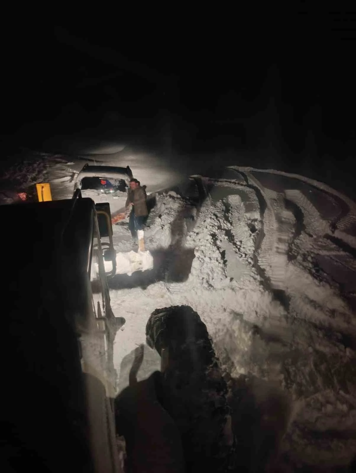 Tekman&rsquo;da karda mahsur kalan ara&ccedil; belediye ekiplerince kurtarıldı
