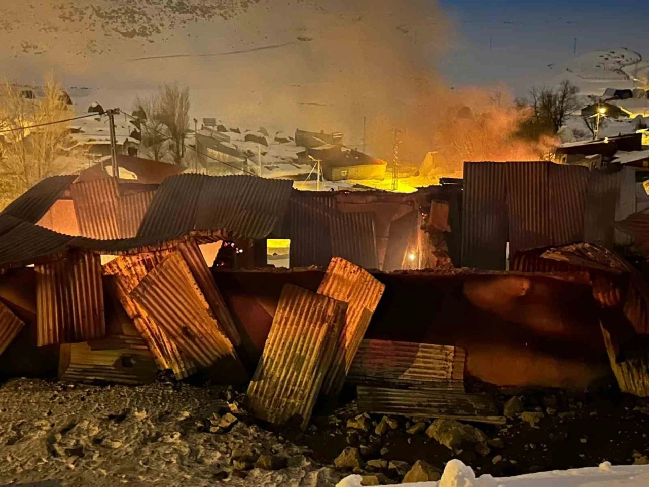 Tekman&rsquo;da korkutan yangın: 3 ev kullanılamaz hale geldi
