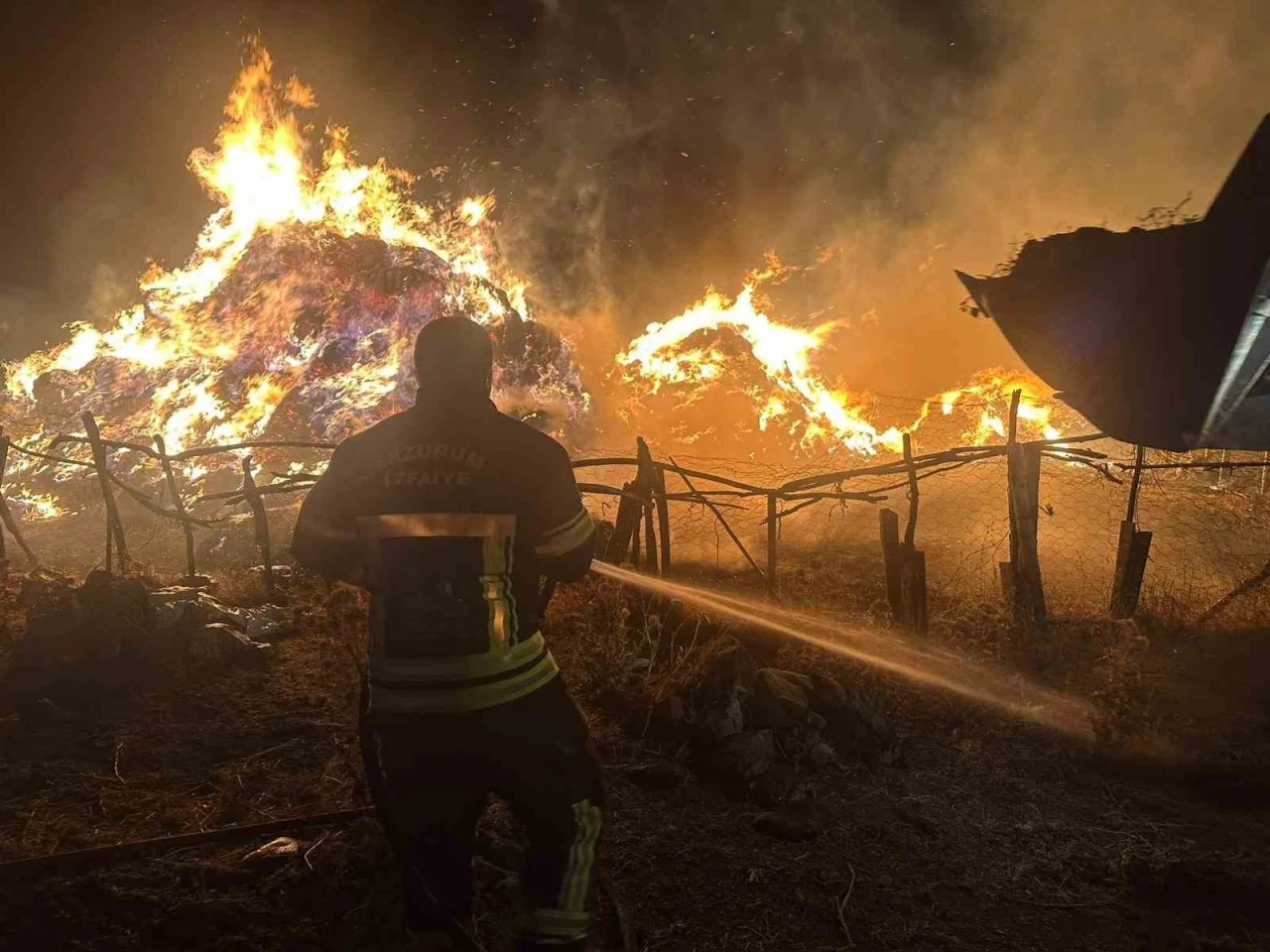 Tekman’da yangın; 2 bin 500 balya ot kül oldu
