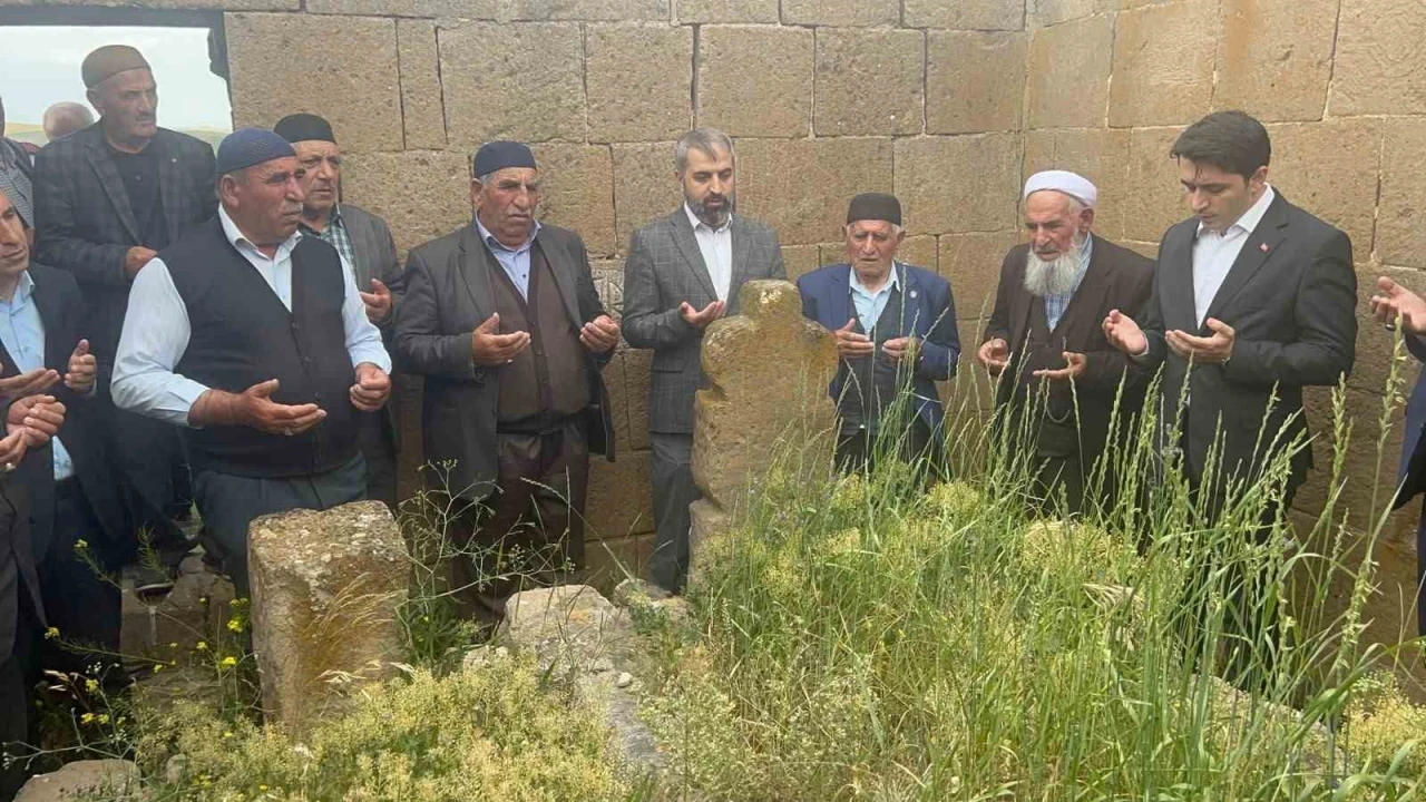 Tekman Kaymakamı Demirkol&rsquo;dan Şeyh S&uuml;leyman Efendi T&uuml;rbesi&rsquo;ne ziyaret
