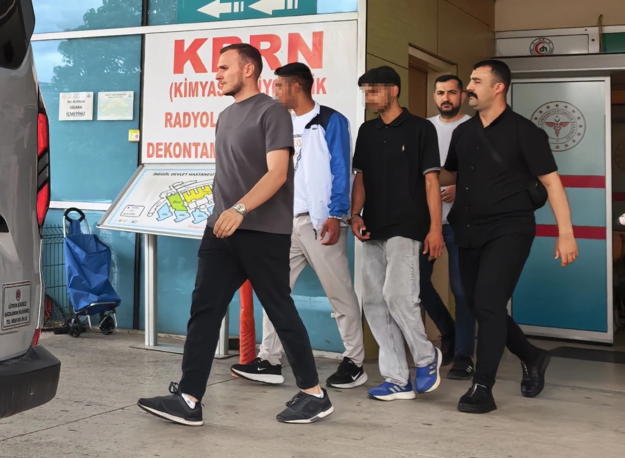 Tekme tokat d&ouml;vd&uuml;kleri gencin kolyesini &ccedil;alıp ka&ccedil;tılar
