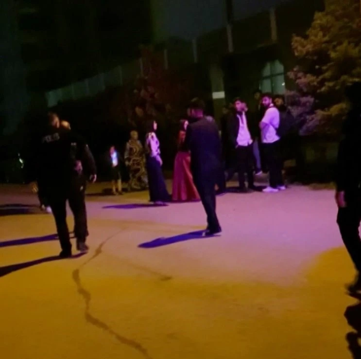 Tekme ve yumrukların havada uçuştuğu düğün kavgasında polis memurları arada kaldı
