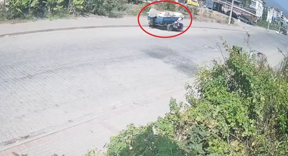 Tekne yüklü römorka çarpan motosikletli kaskı sayesinde hayatta kaldı
