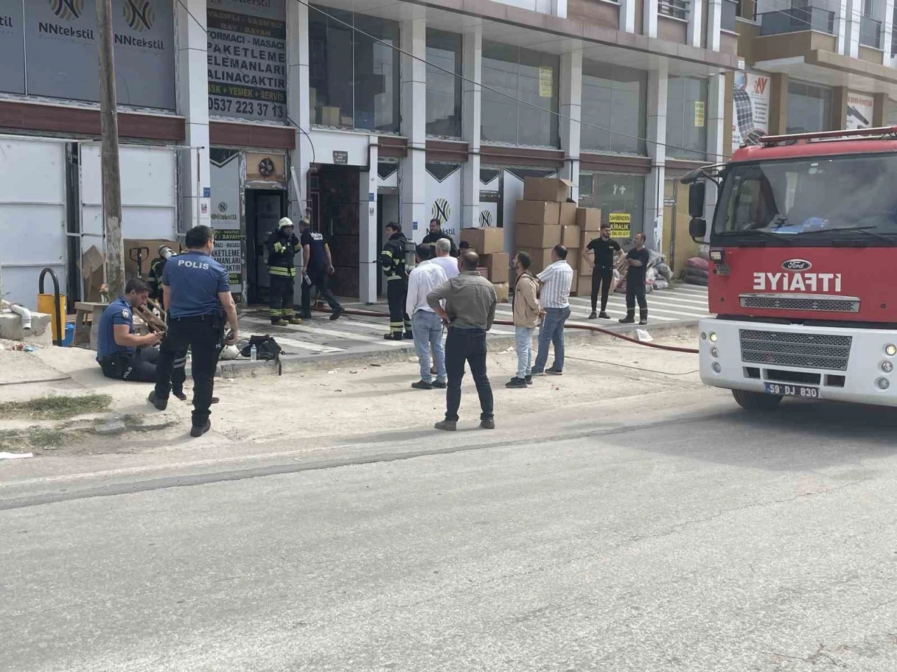 Tekstil atölyesinde çıkan yangın binaya yayılmadan kontrol altına alındı
