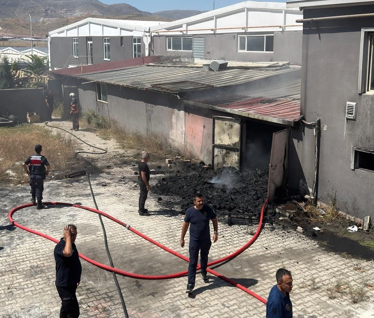 Tekstil fabrikasının atık deposunda yangın
