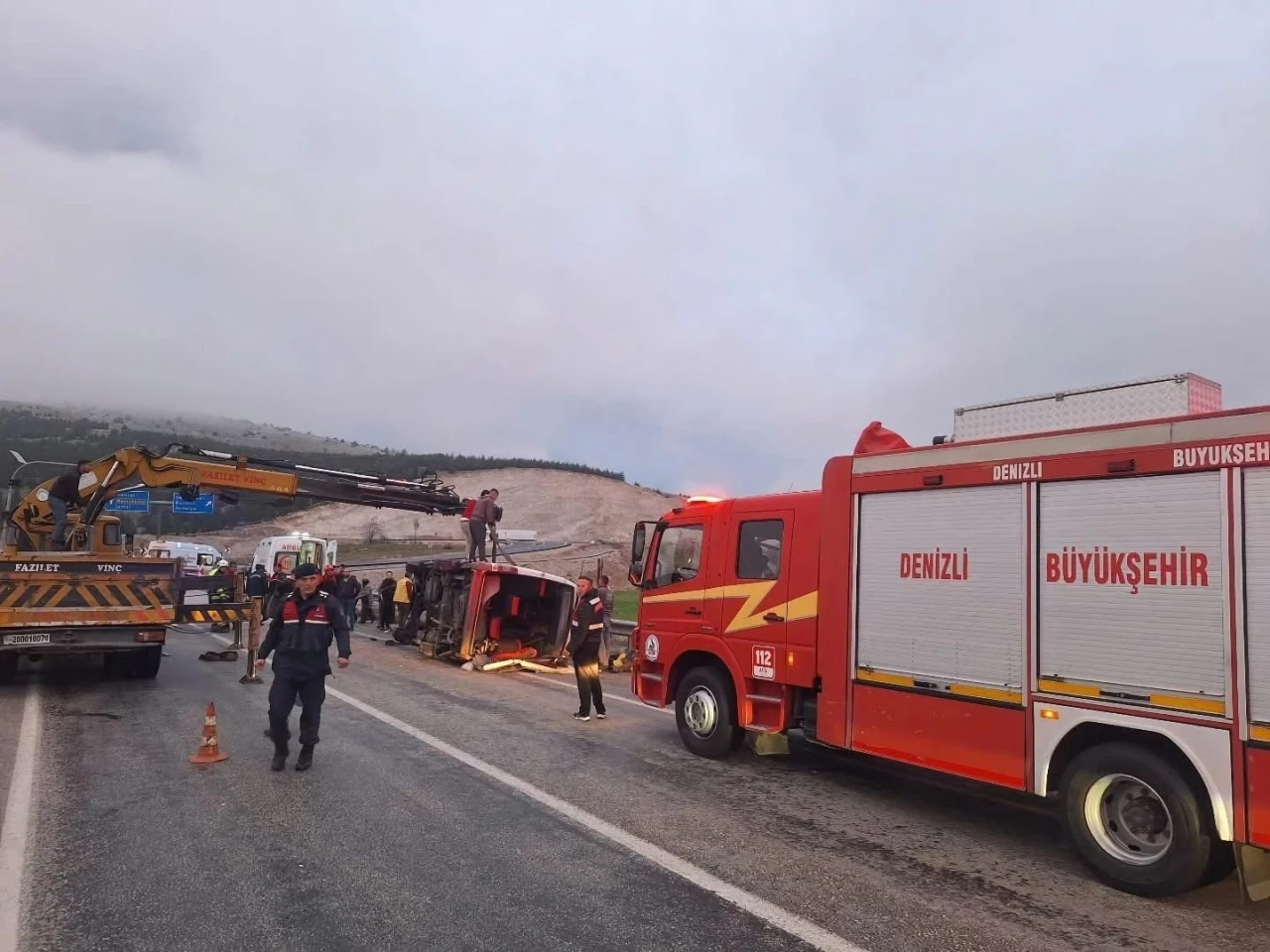 Tekstil işçilerini taşıyan minibüs karşı şeride geçerek otomobille çarpıştı: 1’i ağır 13 yaralı
