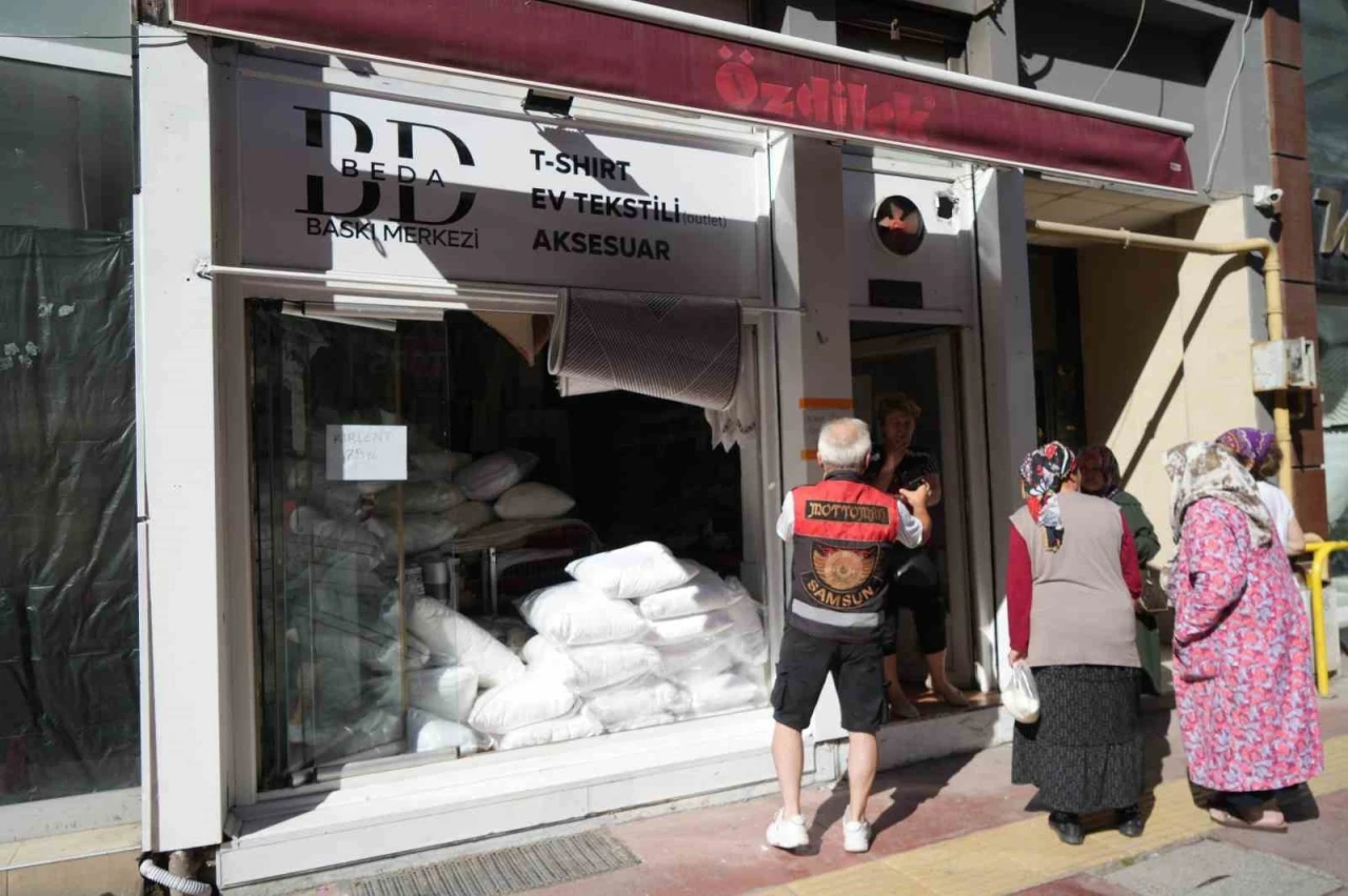 Tekstil mağazasındaki yangın, faciaya dönüşmeden söndürüldü
