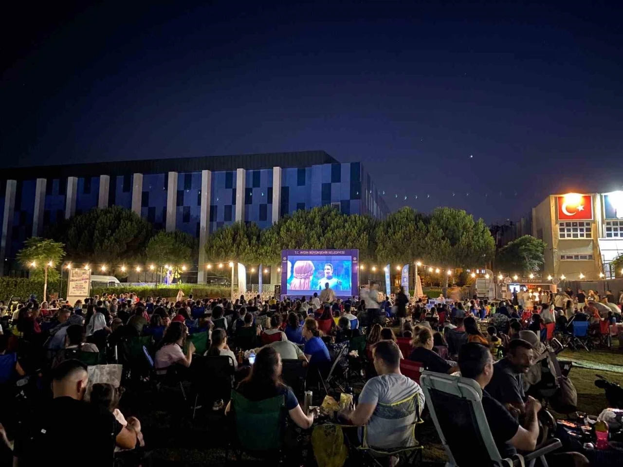 Tekstil Park ve Mimar Sinan Park&rsquo;ta a&ccedil;ık hava sineması keyfi
