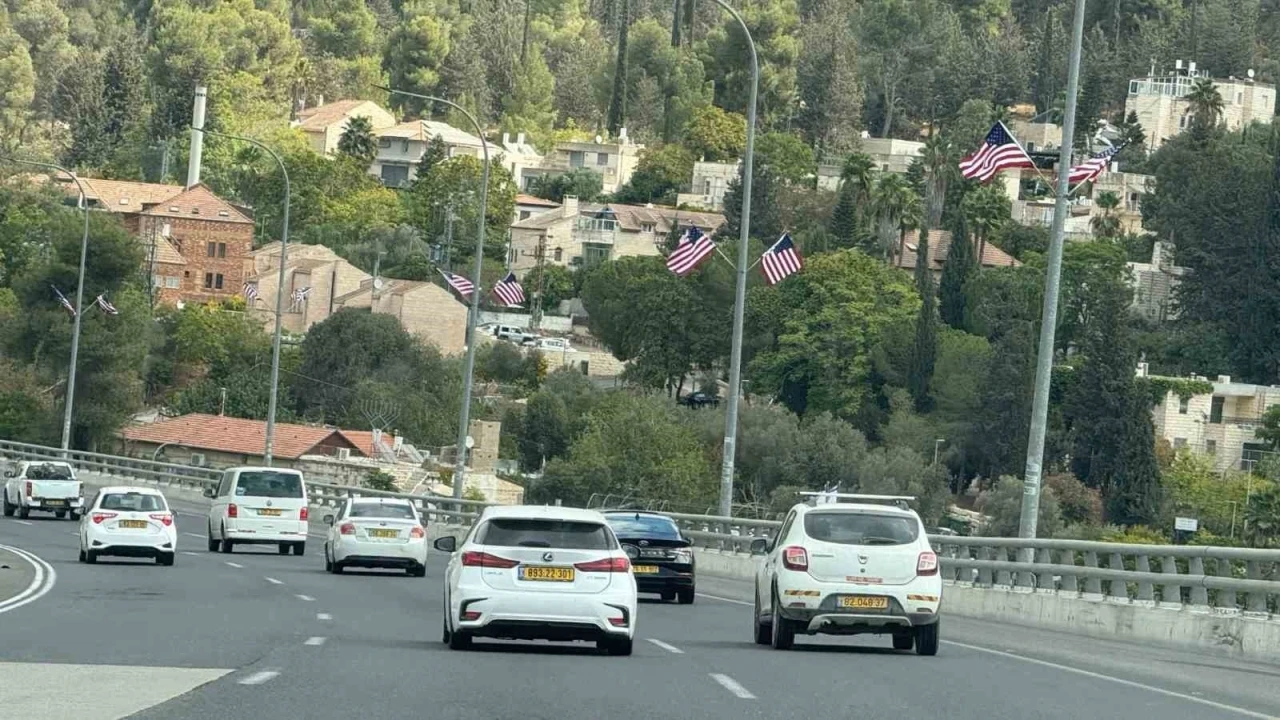Tel Aviv’den Kudüs’e ziyaretçileri ABD bayrakları karşılıyor
