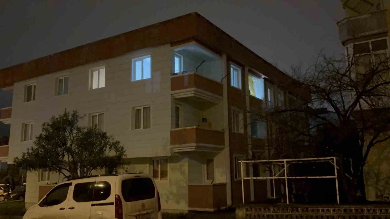 Telefonla y&uuml;ksel sesle konuşma kavgasında ablasını bı&ccedil;aklayıp balkondan atladı
