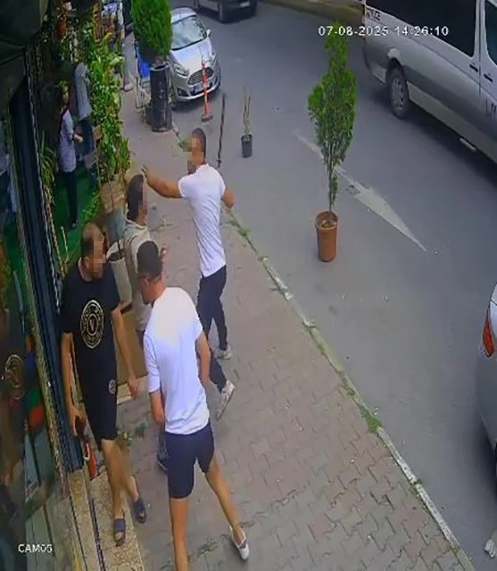 Telefonu tamire verdi, demir sopayla dövmeye geldi
