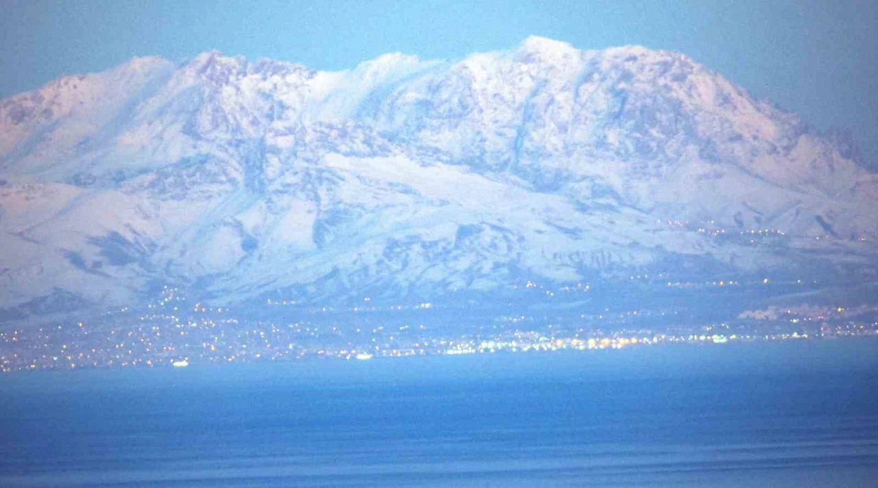 Teleskopik lensle Bitlis&rsquo;ten Van&rsquo;ı g&ouml;r&uuml;nt&uuml;ledi
