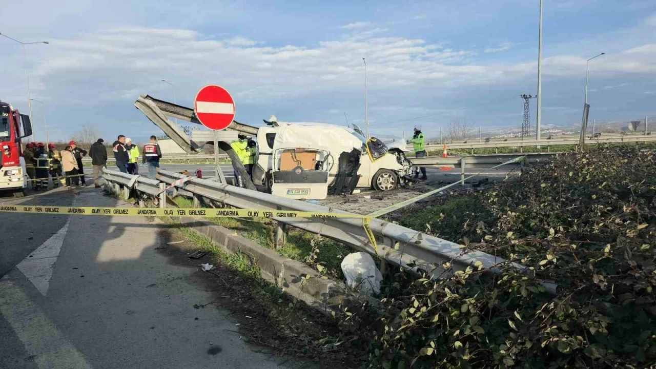TEM&rsquo;de hafif ticari ara&ccedil; bariyerlere saplandı, 2 kişi hayatını kaybetti
