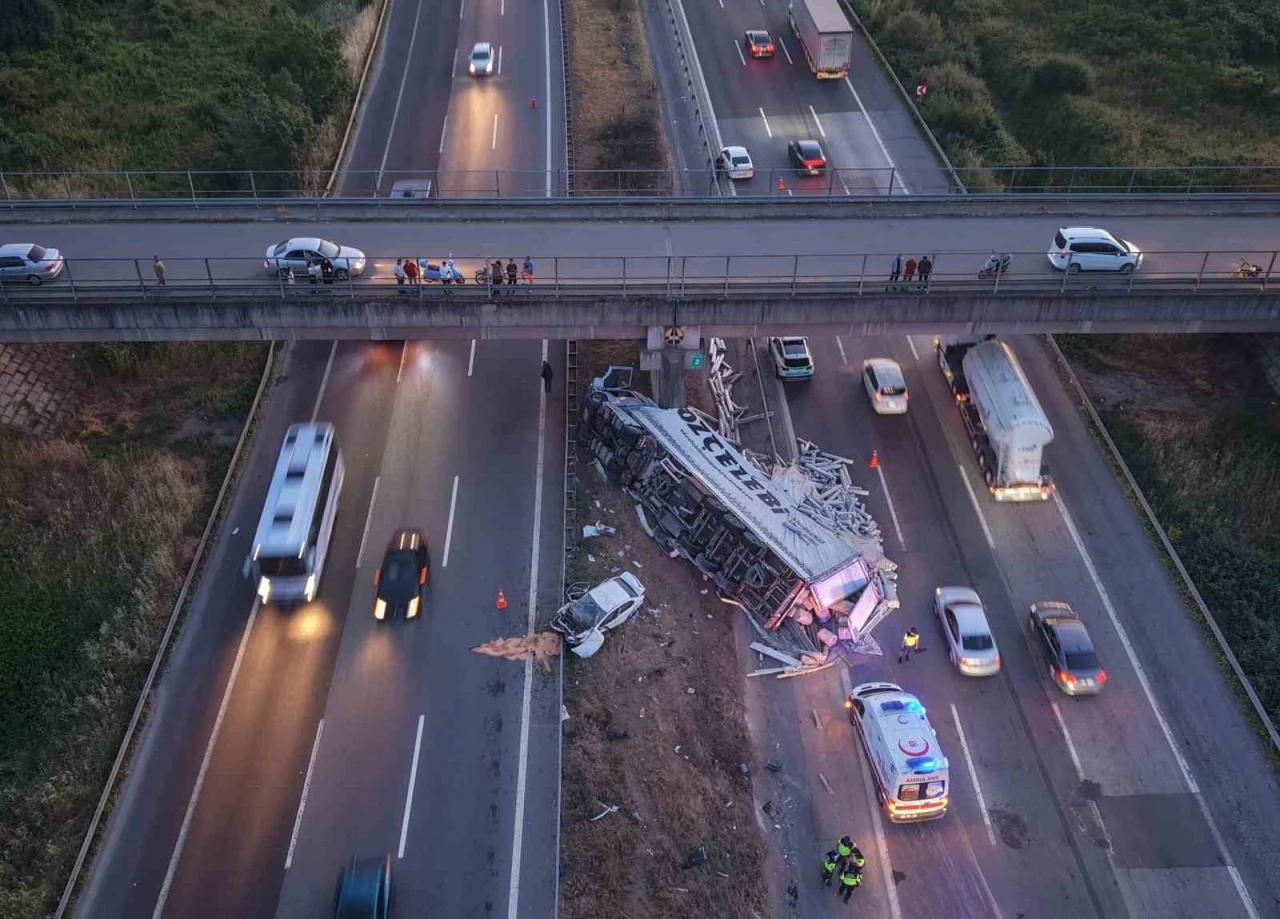 TEM&rsquo;de halı y&uuml;kl&uuml; tır ile otomobil &ccedil;arpıştı: 6 yaralı
