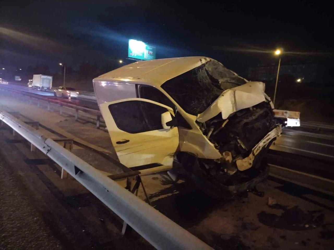 Tem’de kontrolden çıkan panelvan bariyere girdi: 1 yaralı
