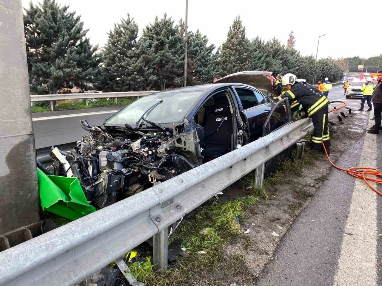 TEM&rsquo;de otomobilin &ccedil;arptığı bariyer yerinden s&ouml;k&uuml;ld&uuml;: 1 yaralı
