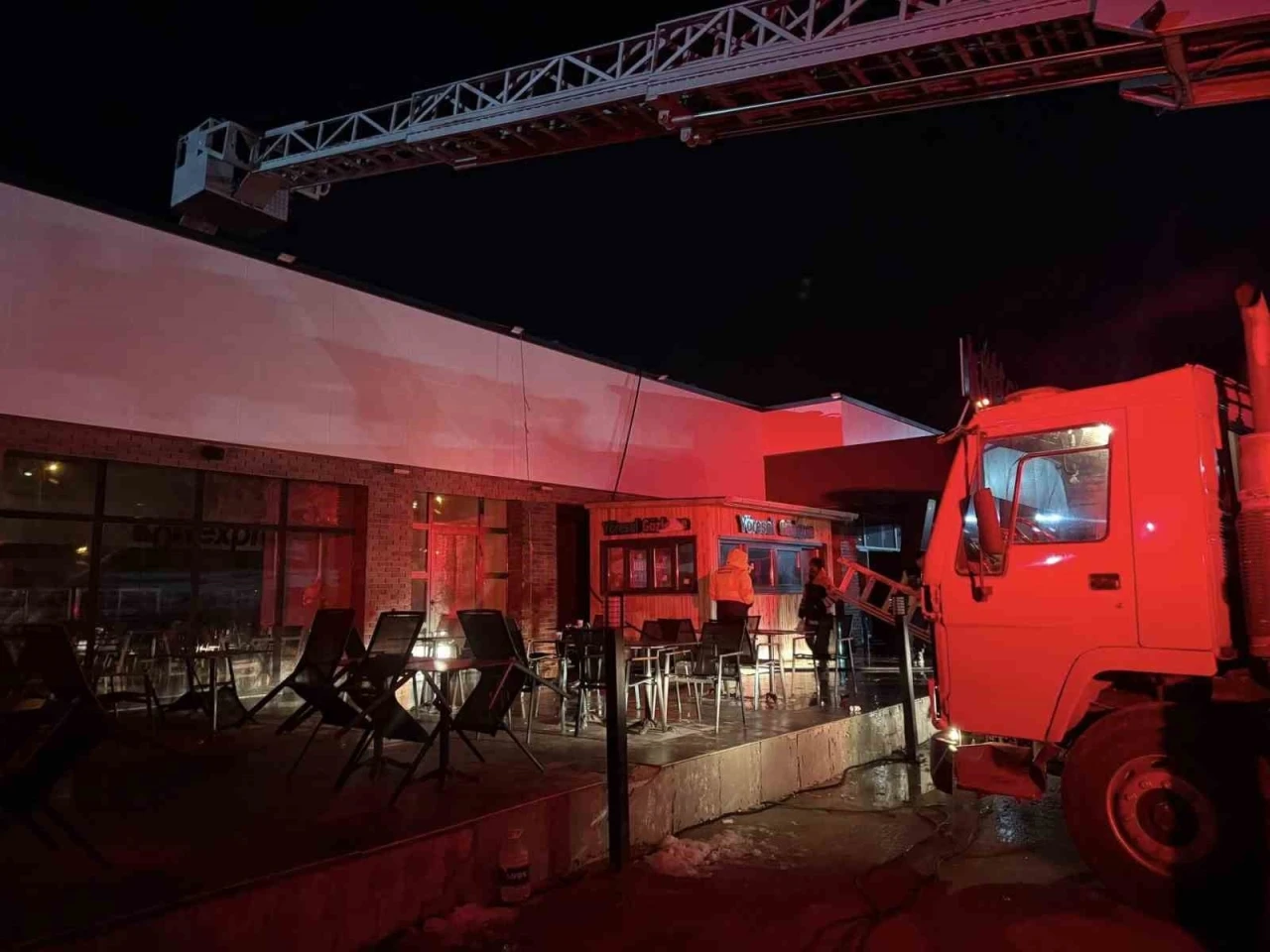 TEM&rsquo;deki dinlenme tesisinde korkutan yangın
