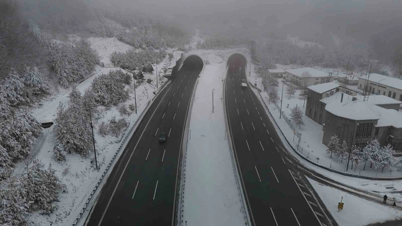 TEM&rsquo;in Bolu ge&ccedil;işinde kar yağışı etkili oluyor
