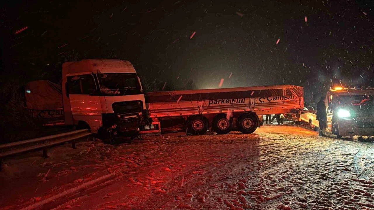 TEM&rsquo;in Bolu ge&ccedil;işinde ortalık savaş alanına d&ouml;nd&uuml;: 7 ara&ccedil; birbirine &ccedil;arptı
