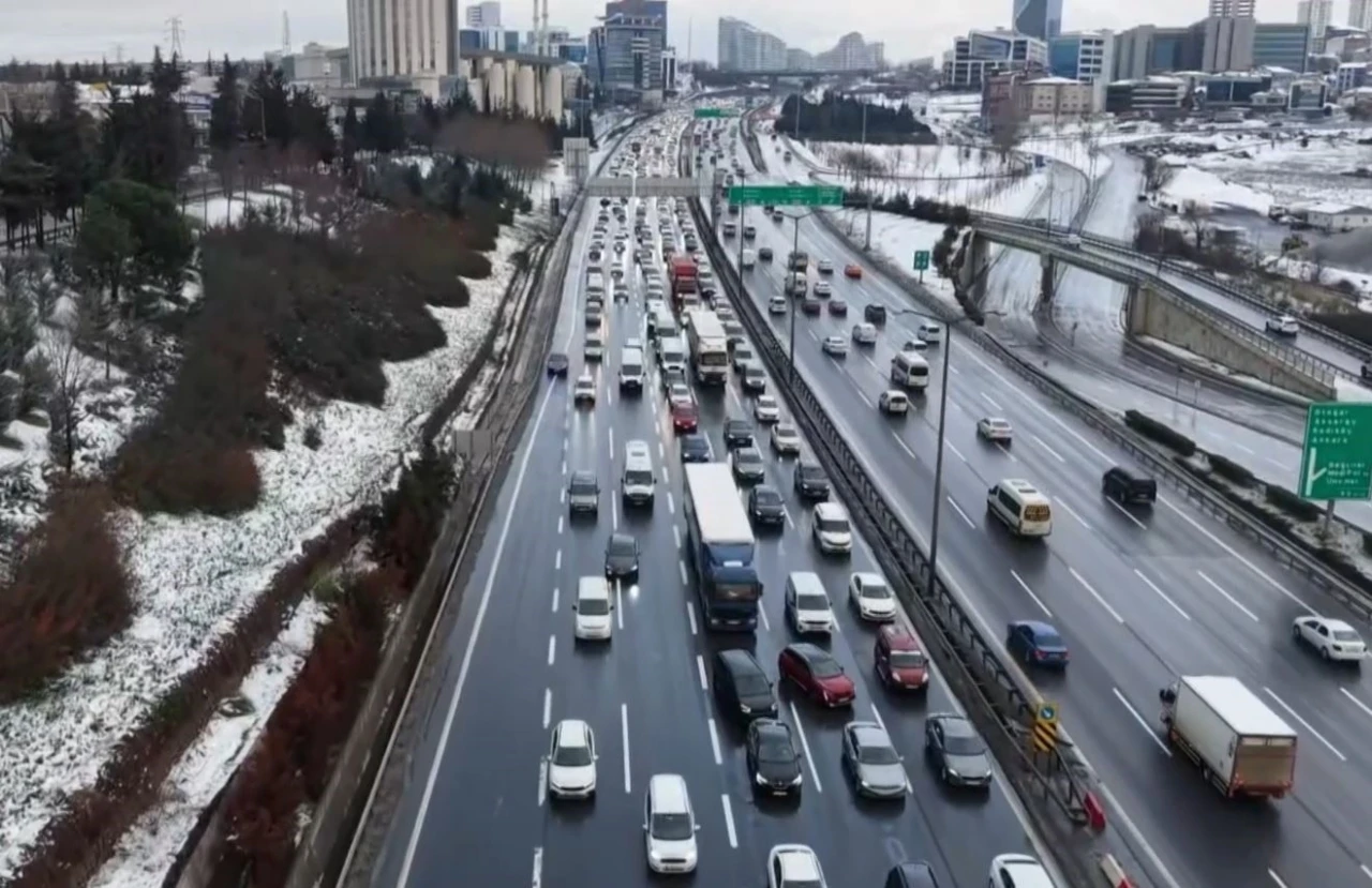 TEM Otoyolu Mahmutbey Gişeleri&rsquo;nde trafik havadan g&ouml;r&uuml;nt&uuml;lendi
