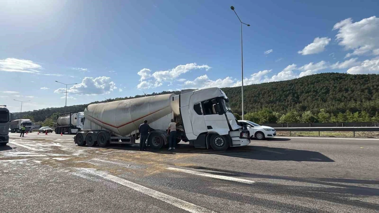 TEM Otoyolu’nda 2 tır çarpıştı: 1 yaralı
